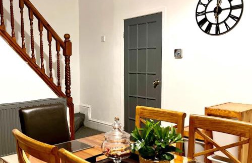 Levenshulme House | Cosy 3BDR In Levenshulme-Close To Manchester City Centre And Stockport Town- Free Parking- WiFi