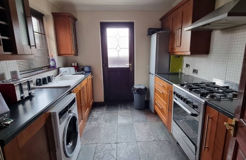 Rayleigh House | Cosy 4 bed detached house, sleeps up to 7 people