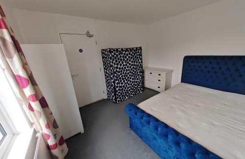 Corby House | Cosy 4-Bed House Near Town, for Work or Rest