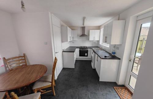 Corby House | Cosy 4-Bed House Near Town, for Work or Rest