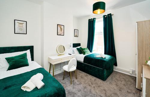 Wyken House | Cosy 4Bed Home By Prospergress Property Short Lets & Serviced Accommodation Coventry With Free Parking, WiFi & Pool Table and Games