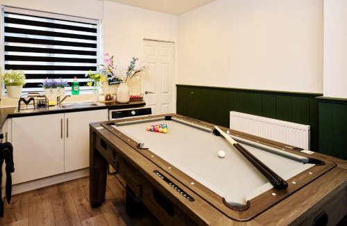 Wyken House | Cosy 4Bed Home By Prospergress Property Short Lets & Serviced Accommodation Coventry With Free Parking, WiFi & Pool Table and Games