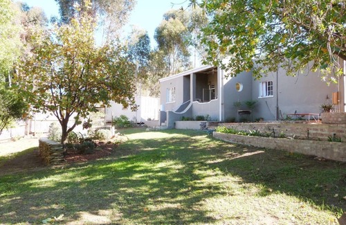 Barrydale Cottage | Cosy 6 Person Cottage with Mountain View