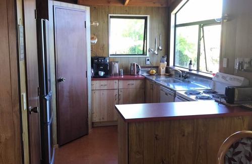 Richmond Heights House | Cosy 80's Taupo Bach, 3 min Walk to the Lake and Sailing Centre