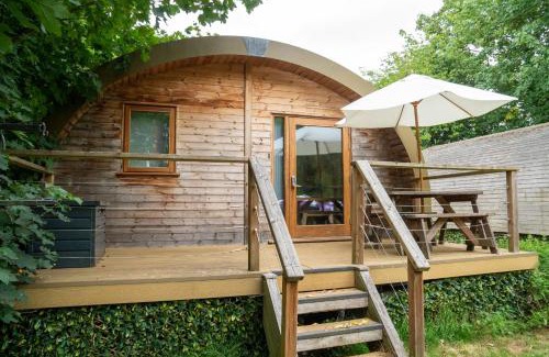Newmarket Apartment | Cosy and eco-friendly cabins next to 16th century pub