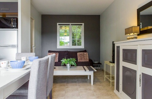 La Bastide-Clairence Apartment | Cosy apartment for 6 people with pool, WIFI, TV, terrace, pets allowed and parking