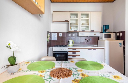 Rabyne Apartment | Cosy apartment for 5 people with WIFI, patio, pets allowed, panoramic view and parking