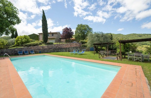 Greve in Chianti House | Cosy apartment in villa for 8 people with WIFI, pool, TV, patio and pets allowed