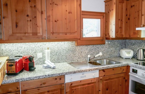 Sils-Maria Apartment | Cosy apartment for 4 people with WIFI, TV, balcony, pets allowed and parking