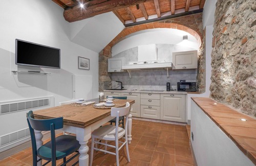 Monteriggioni Apartment | Cosy apartment for 4 guests with pool, A/C, WIFI, TV, pets allowed and parking, close to Siena