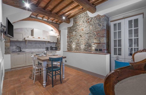Monteriggioni Apartment | Cosy apartment for 4 guests with pool, A/C, WIFI, TV, pets allowed and parking, close to Siena