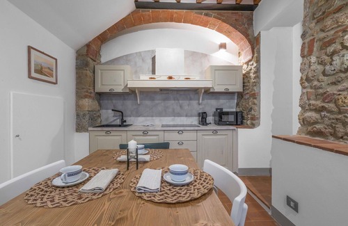 Monteriggioni Apartment | Cosy apartment for 4 guests with pool, A/C, WIFI, TV, pets allowed and parking, close to Siena