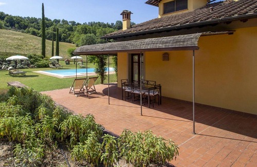 San Giovanni Valdarno Apartment | Cosy apartment for 6 people with pool, WIFI, TV, pets allowed and parking