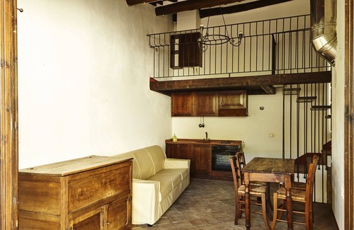 Capolona Apartment | Cosy apartment for 2 guests with WIFI, pool, TV and pets allowed, close to Arezzo