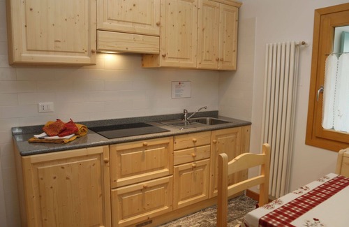 Raveo Apartment | Cosy apartment for 2 guests with WIFI, TV, patio, pets allowed and parking