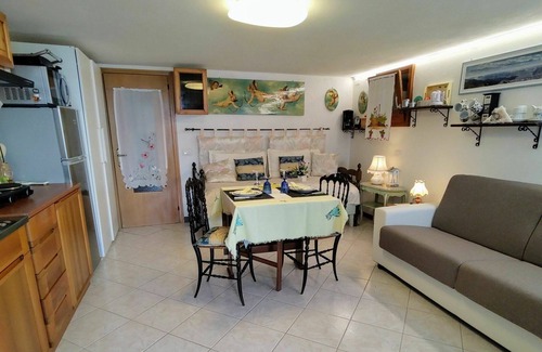 Peglio Apartment | Cosy apartment for 3 guests with WIFI, TV, patio and pets allowed