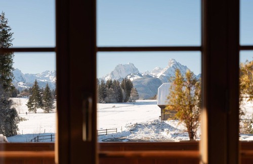 Saanenmoeser Apartment | Cosy apartment for 4 guests with WIFI, TV, balcony and pets allowed