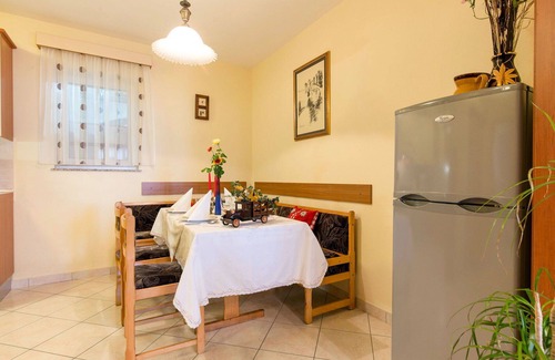 Mosenice Apartment | Cosy apartment for 4 guests with WIFI, A/C, TV, patio and parking
