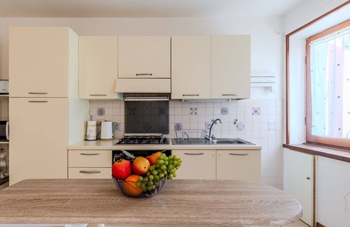 Claino Con Osteno Apartment | Cosy apartment for 4 guests with WIFI, TV, pets allowed and parking