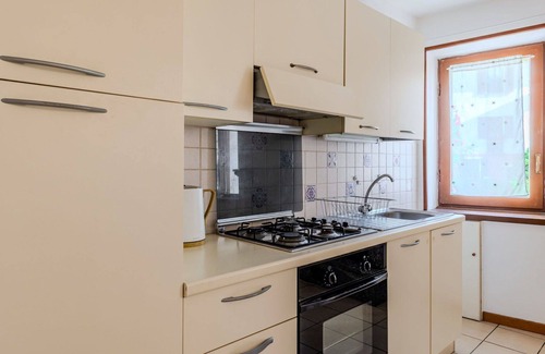 Claino Con Osteno Apartment | Cosy apartment for 4 guests with WIFI, TV, pets allowed and parking