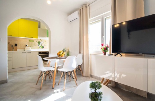Trinajstici Apartment | Cosy apartment for 4 people with A/C, WIFI, TV and parking