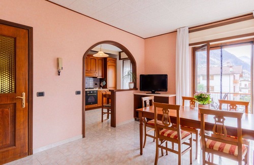 Verceia Apartment | Cosy apartment for 5 people with WIFI, TV, balcony, pets allowed and parking