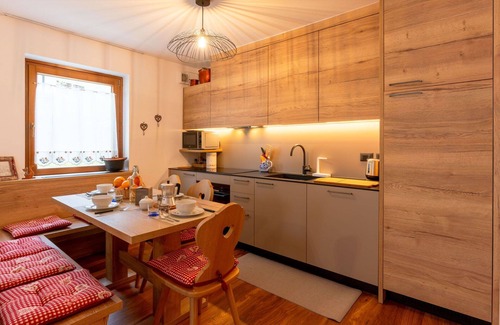 Penia Apartment | Cosy apartment for 6 guests with WIFI, TV, patio, pets allowed and parking