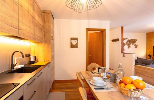 Penia Apartment | Cosy apartment for 6 guests with WIFI, TV, patio, pets allowed and parking