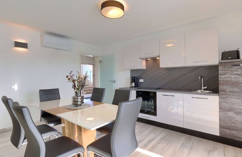 Murine Apartment | Cosy apartment for 6 guests with WIFI, pool, A/C, TV, terrace and parking