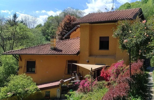 Oleggio Castello Apartment | Cosy apartment for 6 guests with WIFI, TV, terrace, pets allowed and parking