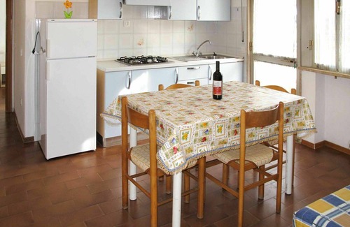 Marina di Cecina Apartment | Cosy apartment for 6 people with pool, A/C, WIFI, TV, patio, pets allowed and parking