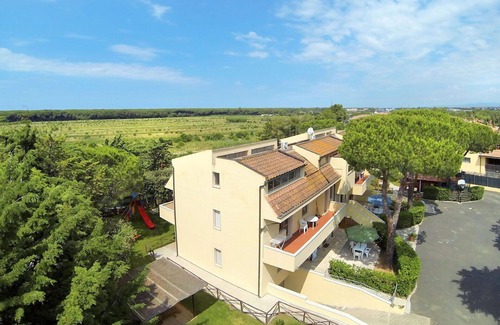 Marina di Cecina Apartment | Cosy apartment for 6 people with pool, A/C, WIFI, TV, patio, pets allowed and parking