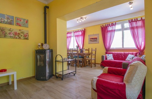 Marliana Apartment | Cosy apartment for 7 people with pool, WIFI, TV, terrace, pets allowed and parking