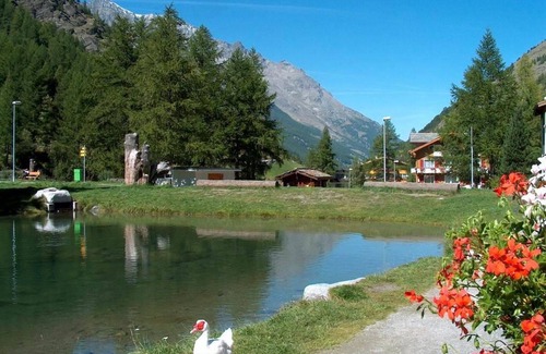 Saas Almagell Apartment | Cosy apartment for 3 guests with hot tub, WIFI, TV and balcony