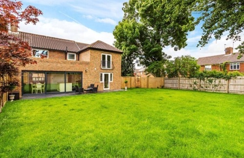 Crawley Apartment | Cosy Apartment in Crawley City Centre