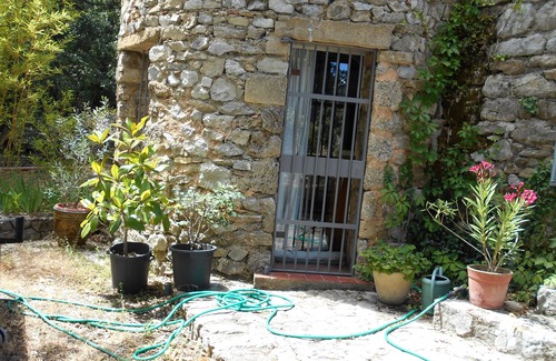 Vauvenargues Apartment | Cosy apartment in countryside facing mountain