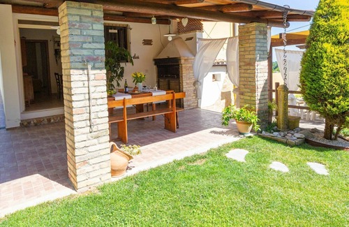 Lanciano House | Cosy apartment in villa for 9 guests with WIFI, A/C, TV, terrace and parking