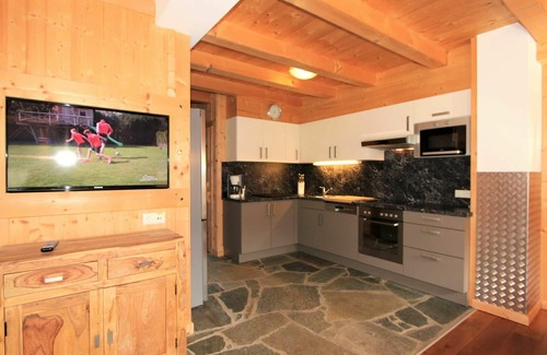 Juns House | Cosy apartment in villa for 9 guests with WIFI, TV, terrace and parking