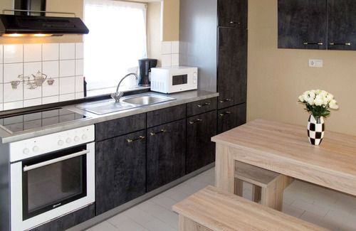 Verchen House | Cosy apartment in villa for 4 guests with WIFI, TV, patio, pets allowed and parking