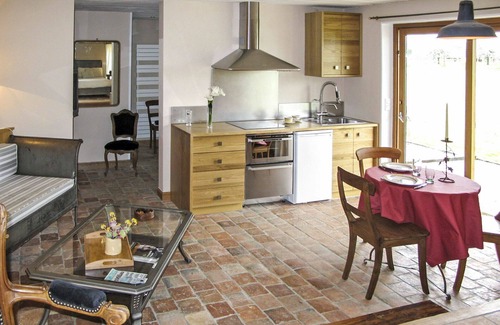 Corbon House | Cosy apartment in villa for 3 people with pool, WIFI, TV, patio and pets allowed