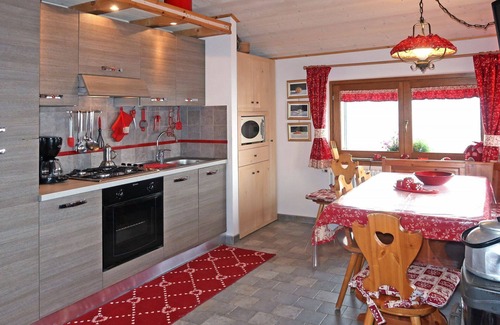 Peglio Apartment | Cosy apartment for 6 guests with WIFI, TV, patio and pets allowed