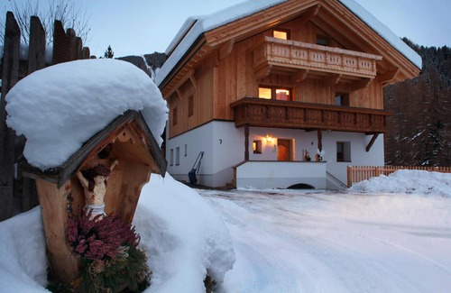 Fendels Apartment | Cosy apartment near ski lift in Fendels