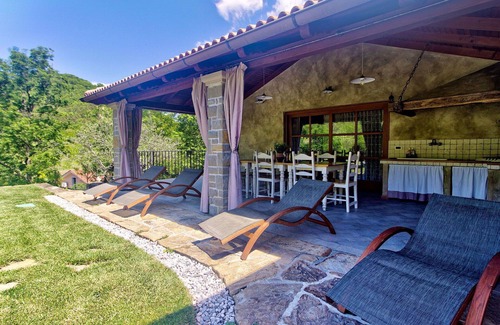 Hrastovlje Apartment | Cosy apartment with A/C, private pool, WIFI, TV, terrace, pets allowed, panoramic view and parking