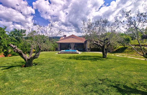 Hrastovlje Apartment | Cosy apartment with A/C, private pool, WIFI, TV, terrace, pets allowed, panoramic view and parking