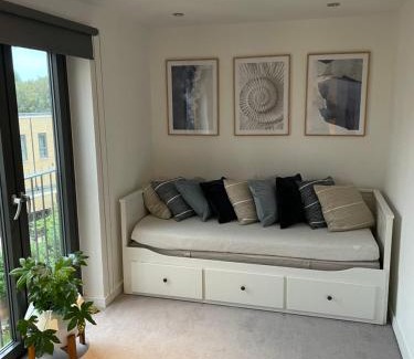Vassall Bed & Breakfast | Cosy bedroom in Luxury apartment