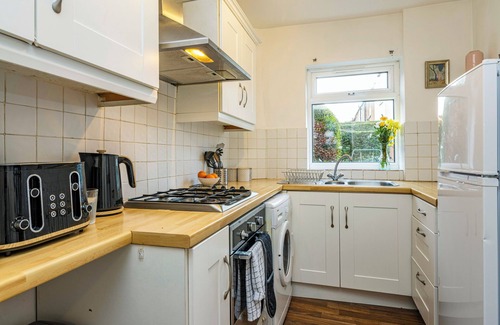 Bramcote House | Cosy Beeston Central Home - near shops and University