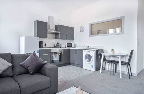 Brierley Hill Apartment | Cosy & Bright 1 Bedroom Budget Apartment in Dudley