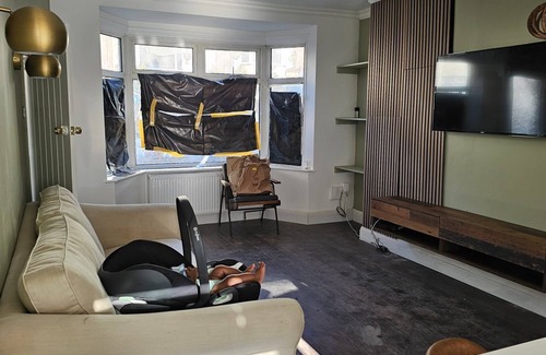 Chatham House | Cosy Bright Luxury Modern 3 Bedroom House near Chatham Station
