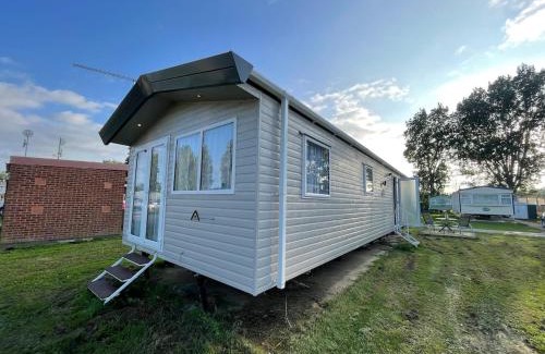 Great Houghton Other | Cosy cabin for 6 in Great Billing
