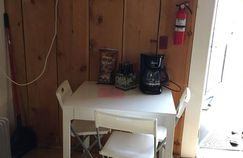 Trumansburg Cabin | Cosy cabin with lake views from patio sleeps 6!